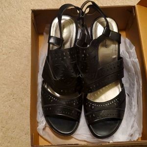 Black slingback heeled sandal 👡